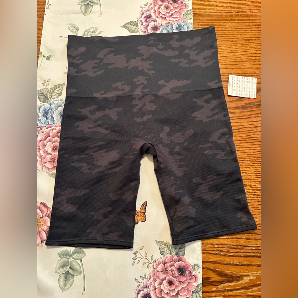 Spank  out camo loge shorts